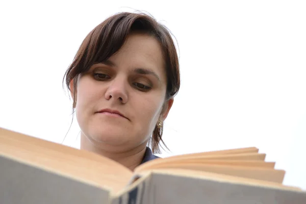Жінка читати книги — стокове фото