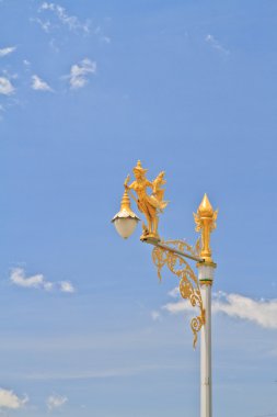 yarı-kuş yarı kadın üzerinde sokak lambası