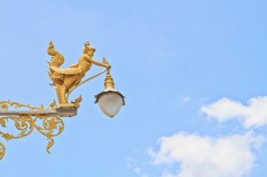 yarı-kuş yarı kadın üzerinde sokak lambası