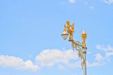 yarı-kuş yarı kadın üzerinde sokak lambası