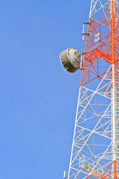 Telekommunikationen står hög — Stockfoto