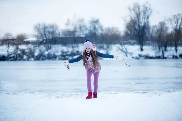 Piękna Dziewczyna Długimi Włosami Gra Pobliżu Zimowego Jeziora Zamarznięte Jezioro — Zdjęcie stockowe