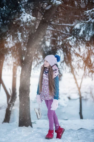 Uzun Saçlı Güzel Bir Kız Kış Gölü Yakınında Oynuyor Donmuş — Stok fotoğraf