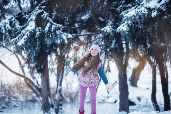 Une Belle Fille Aux Cheveux Longs Joue Près Lac Hiver — Photo