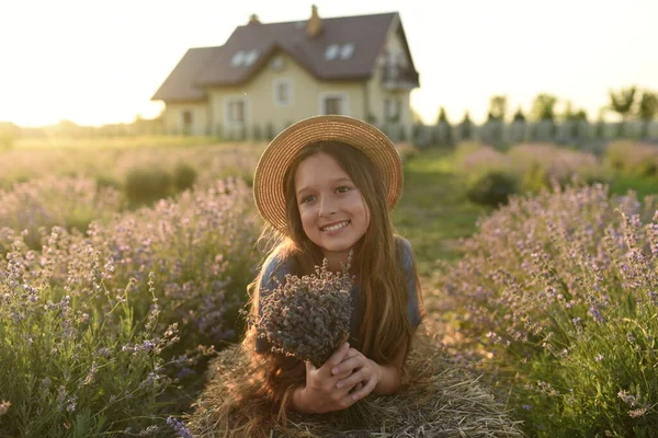 Schönes Kleines Mädchen Mit Hut Und Einem Blumenstrauß Lavendelfeld — Stockfoto