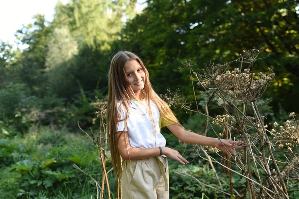 Mała Dziewczynka Letnim Lesie Słoneczny Dzień — Zdjęcie stockowe