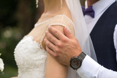 Gelin ve damat el ele tutuşuyorlar.