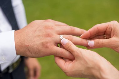 Gelin ve damat halkalar ile elele