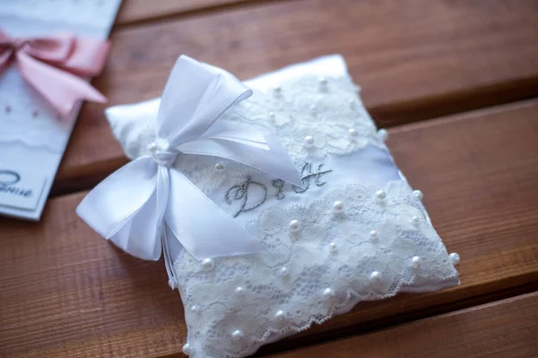 White Small Decorative Pillow Wedding Rings — Stock Photo, Image