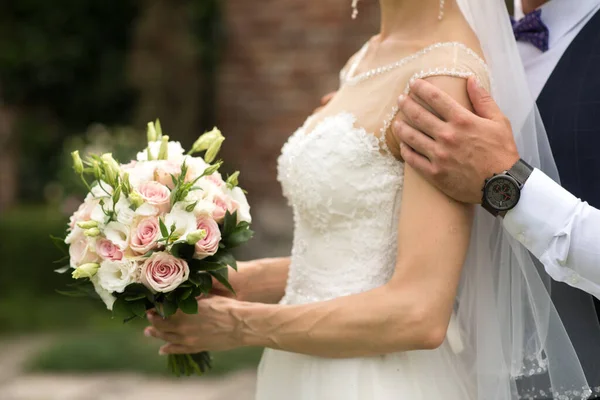 結婚式の日に新郎新婦 花束を持った花嫁 — ストック写真