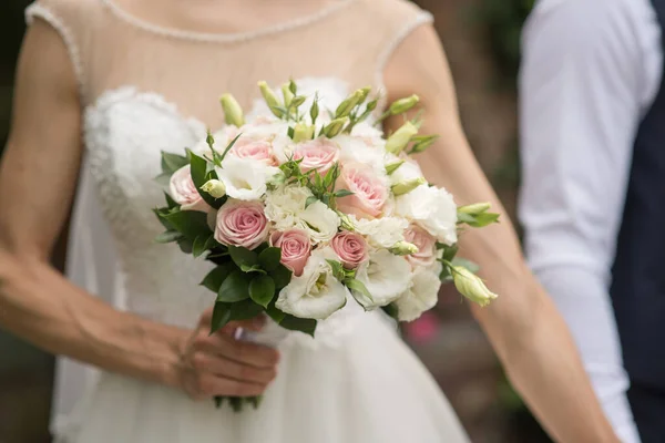 花嫁は美しい結婚式の花束を保持 — ストック写真