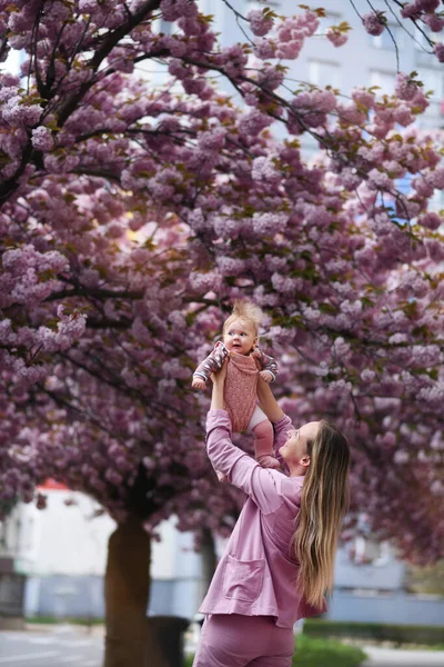Mutter Hält Baby Frühlingspark Auf Dem Arm — Stockfoto