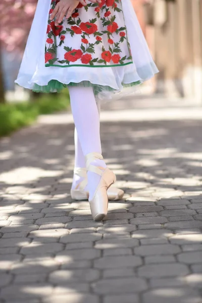 Pés Bailarina Vestindo Sapatos Pontiagudos Dançando Rua — Fotografia de Stock