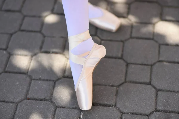 Feet Ballerina Wearing Pointe Shoes Dancing Street — Stock Photo, Image