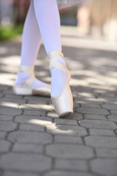 Feet Ballerina Wearing Pointe Shoes Dancing Street — Stock Photo, Image