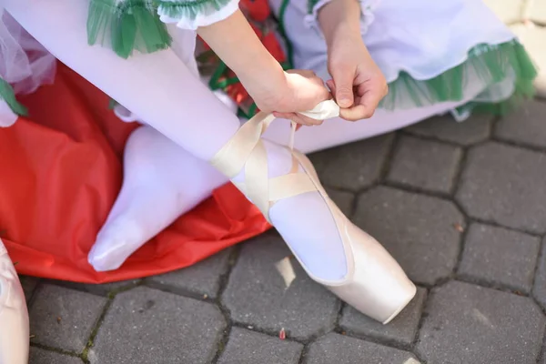芭蕾舞演员的脚穿着尖尖的鞋子在街上跳舞 — 图库照片
