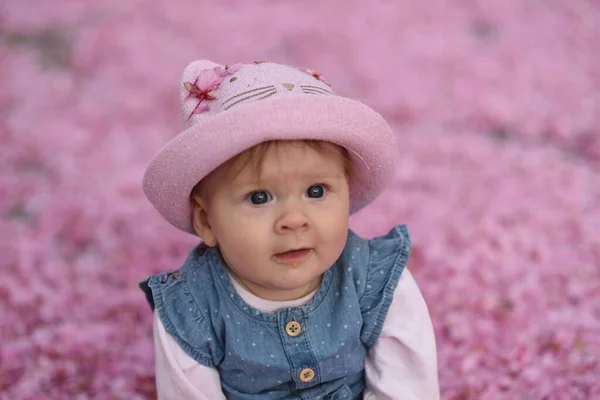 Klein Mooi Meisje Zit Straat Het Kleine Kind Lacht Kind — Stockfoto