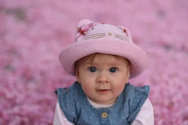 Adorable Bébé Fille Portant Chapeau Rose Denim Globalement Assis Sur — Photo