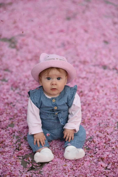 Adorable Baby Girl Wearing Pink Hat Denim Overall Sitting Ground — Stock Photo, Image