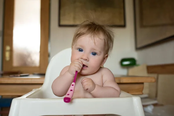 Дитина Їсть Їжу Дитячі Чистячі Зуби — стокове фото