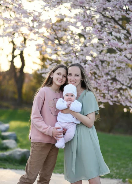 Mutter Mit Zwei Töchtern Park Schöne Familie — Stockfoto