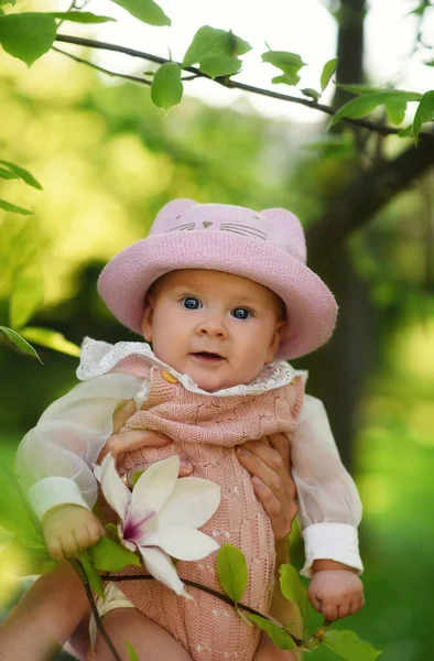 Petite Fille Dans Jardin — Photo