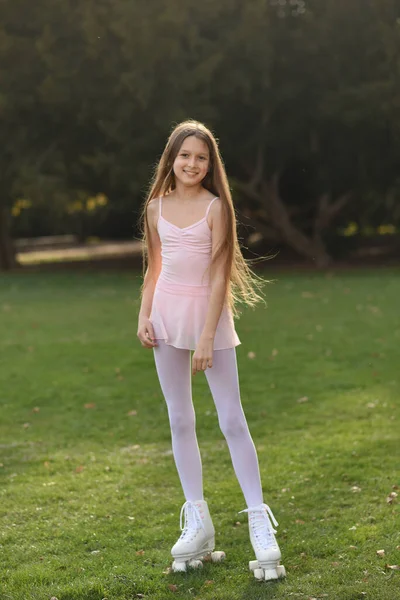 公園で長い髪の美しい女の子 ローラースケートの女の子 女の子は微笑む クワッドローラー — ストック写真