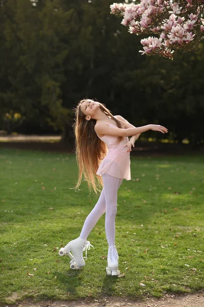 Menina Bonita Com Cabelos Longos Parque Rapariga Patins Rapariga Sorri — Fotografia de Stock