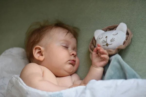 Дитина Спить Маленька Дитина Вкрита Ковдрою Дитина Ліжку — стокове фото