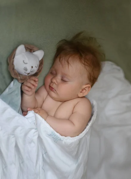 孩子在睡觉 小孩被毛毯盖住了 婴儿在床上 — 图库照片