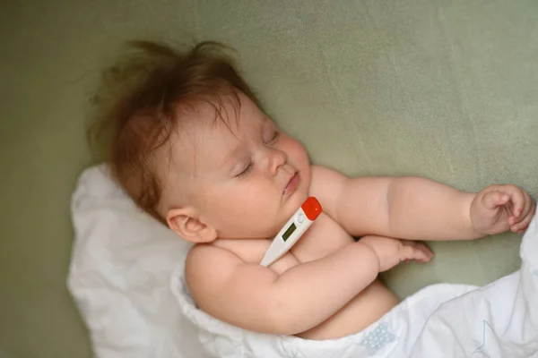 孩子在睡觉 小孩被毛毯盖住了 孩子在床上 孩子病了 婴儿体温测量 温度计和儿童 — 图库照片
