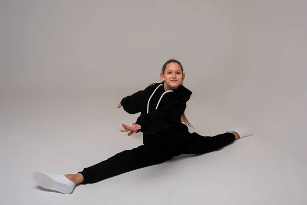 Una Chica Con Pelo Largo Sienta Cordel Yoga Deportes — Foto de Stock