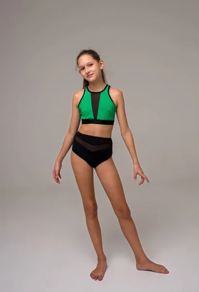Jong Tenage Meisje Sportkleding Poseren Tegen Grijze Achtergrond — Stockfoto