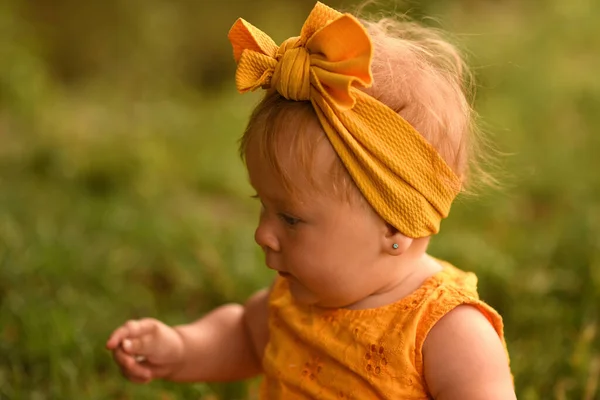 Menina Bonito Parque Verão Criança Vestido Amarelo — Fotografia de Stock