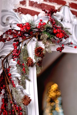 Beyaz aksesuar aynasında kırmızı bir noel süsü. Mutlu yıllar.!