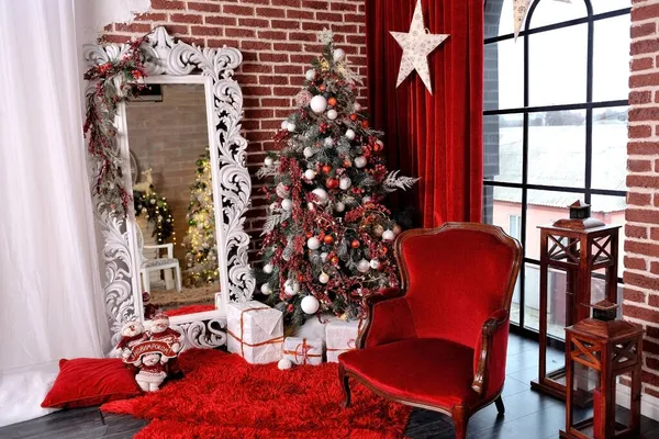 Yeni yıl ağacıyla süslenmiş kırmızı bir Noel süsü. Çevirisi: 