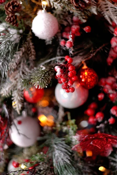 Kırmızı iç döşemeli Noel ağacı süslemeleri. Mutlu yıllar! Yeni Yıl Ağacı.