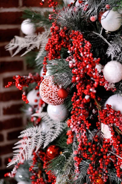 Kırmızı ve beyaz toplarla Noel ağacı süslemeleri. Mutlu yıllar! Yeni Yıl Ağacı.