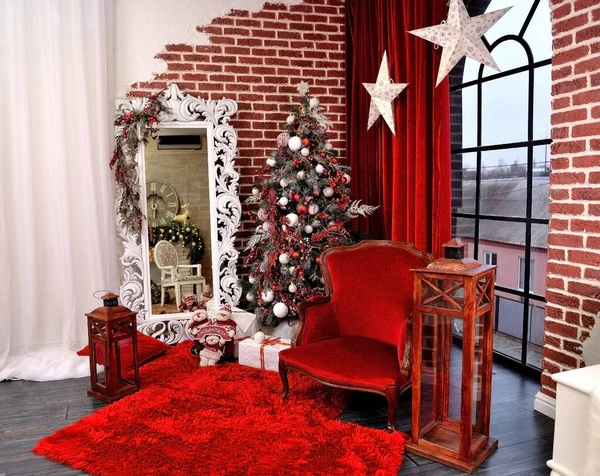 Yeni yıl ağacıyla süslenmiş kırmızı bir Noel süsü. Çevirisi: 