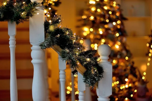 Merdivenli Noel süslemeleri ve arka planda ağaç süslemeleri