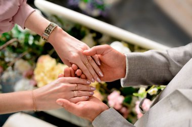 Gelin ve damat halkalar ile elele