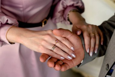 Damat ve gelinin elleri. Gelinin elinde alyans.