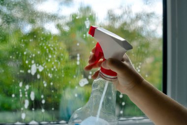 Pencereyi daha temiz spreyle temizleyin.