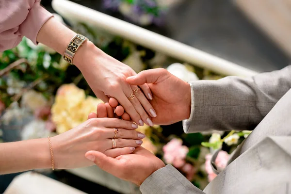 Gelin ve damat halkalar ile elele