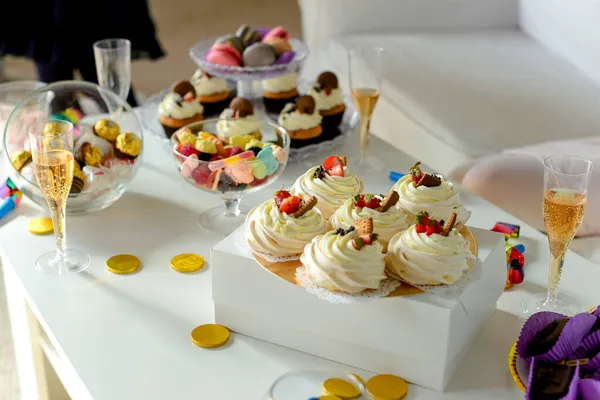 Krem şantili, çilekli ve cam kasede reçelli meyveli kek, mutlu yıllar.