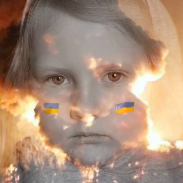 Savaşın arka planında yanaklarında boyalı bir bayrakla Ukraynalı bir kız çocuğu. Çoklu maruz kalma. Ukrayna için dua et..