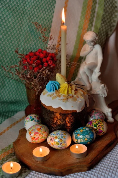 Paskalya 'da bir buket ve alçı heykelcikle sakin bir hayat. Paskalya kartı. Mutlu Paskalyalar!