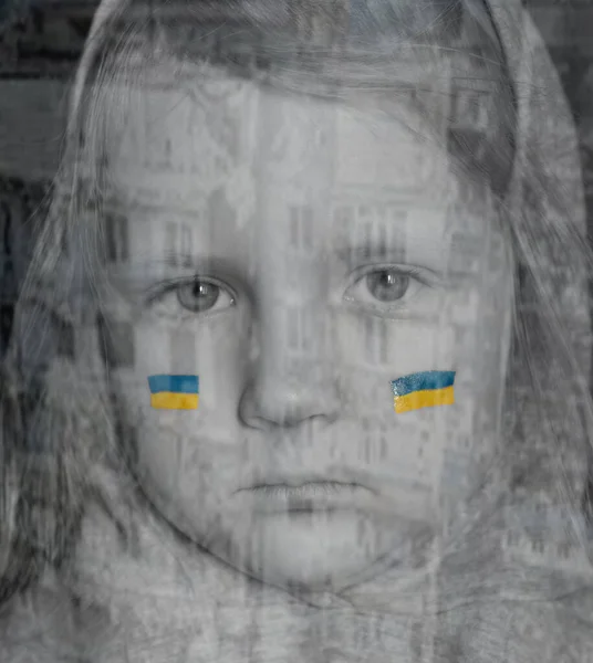 Українська Дівчинка Тлі Війни Намальованим Прапором Щоках Мультивиставка — стокове фото