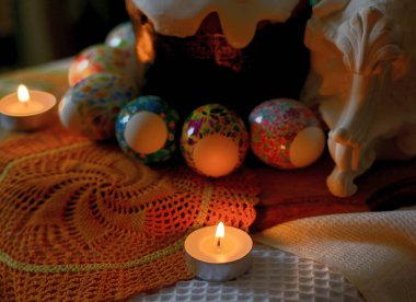 Paskalya 'da mumlar ve süslemelerle dolu yumurtalar. Mutlu Paskalyalar!