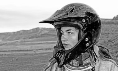 genç kadın açık bir ortamda miğfer